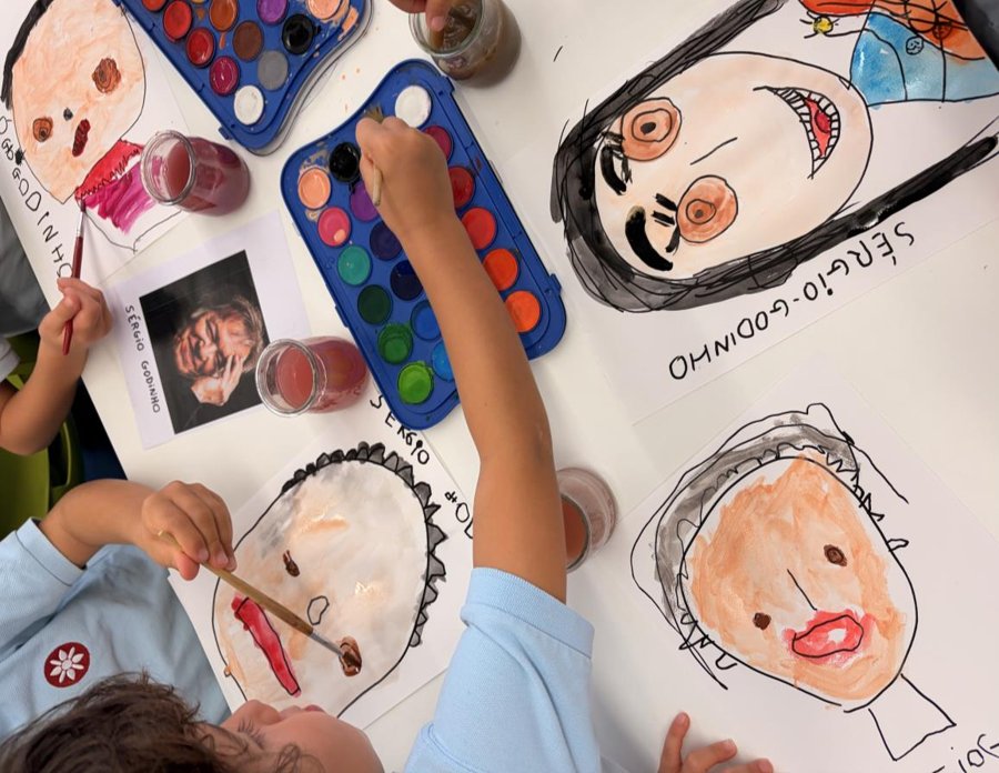 Retratos de Sérgio Godinho pintados pelas crianças