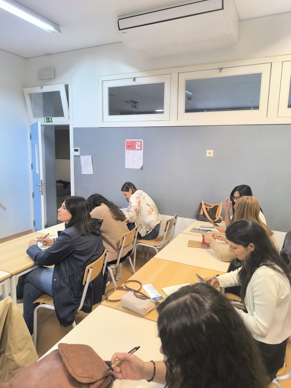 Professoras a trabalhar em grupo numa sala de formação