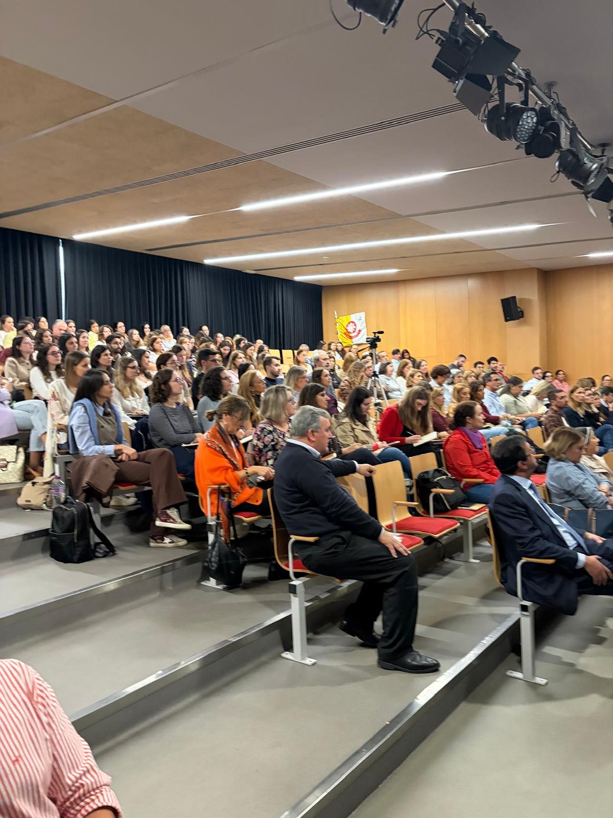 Professores sentados no auditório a acompanhar a sessão