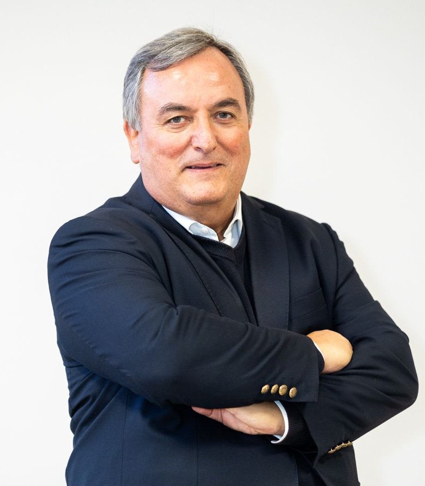 Dr. António José Sarmento, de braços cruzados