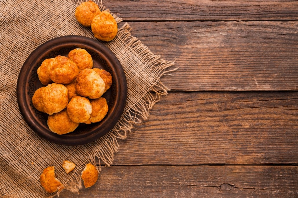 Bolinhos do Pão por Deus num prato de barro