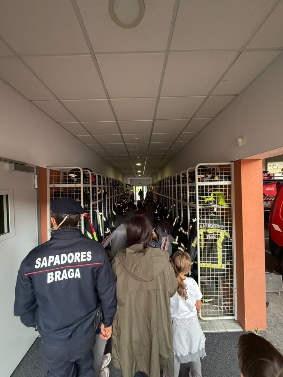Alunos do 1.º ano no quartel, acompanhados por um bombeiro