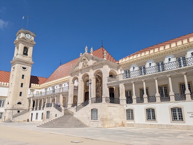 Pátio das Escolas da Universidade de Coimbra, com a torre da Universidade