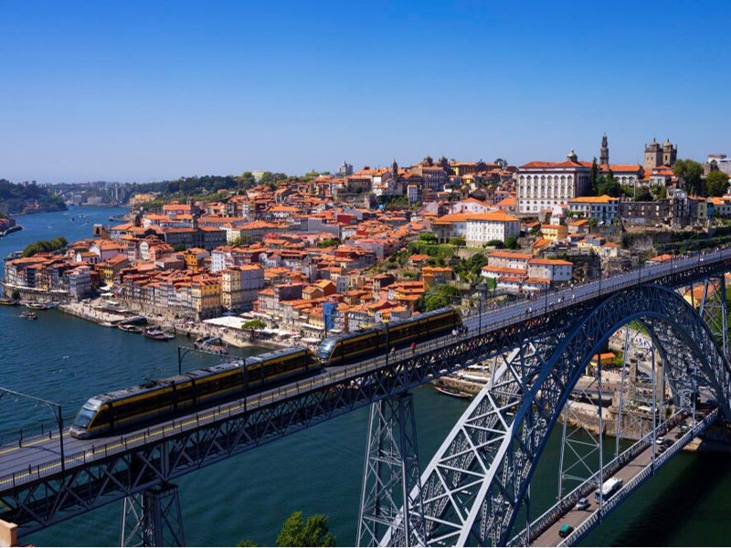 Vista do Porto com a Ponte Luís I e o metro